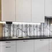 kuchnia z panelami szklalnymi na scianie